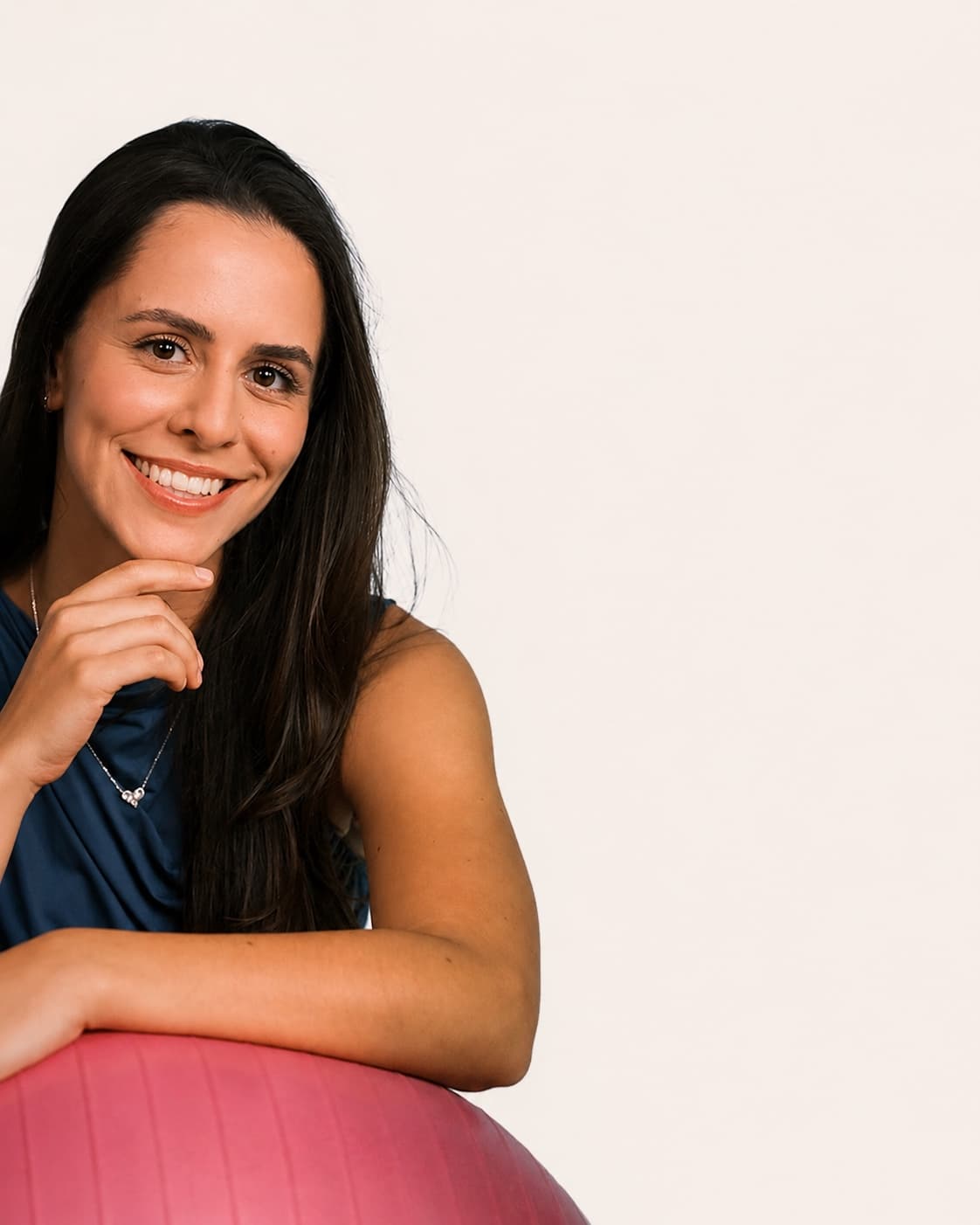 Bianca Czeszak apoiada em uma bola de fisioterapia no consultório
